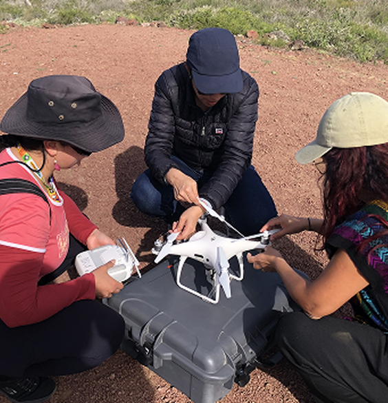 Investigadoras preparando un dron para monitoreo de campo